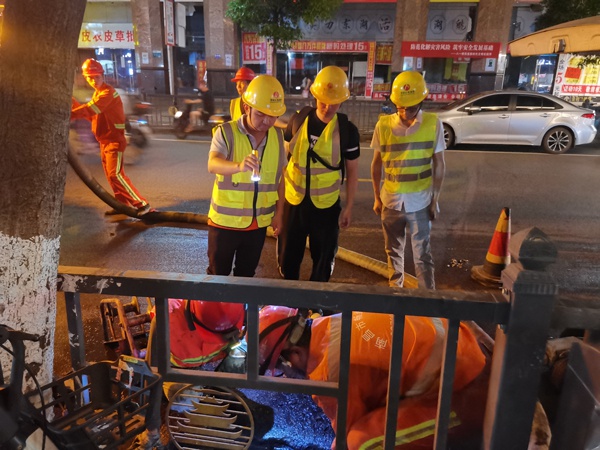 南昌市政建設(shè)集團污水全收集項目部進(jìn)行清淤及機器人管道檢測6001.jpg